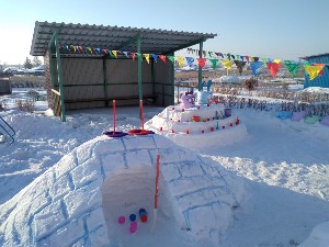 Снежные постройки на участке